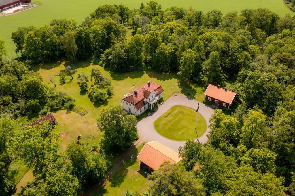 Fastigheten ligger på landet, nära natur och grönområden, men ändå pendlingsbart till Söderköping, Norrköping och Linköping
