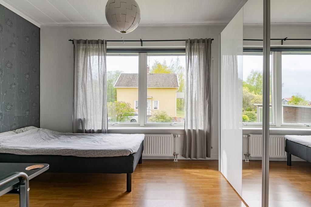 Sovrum 1 med garderober