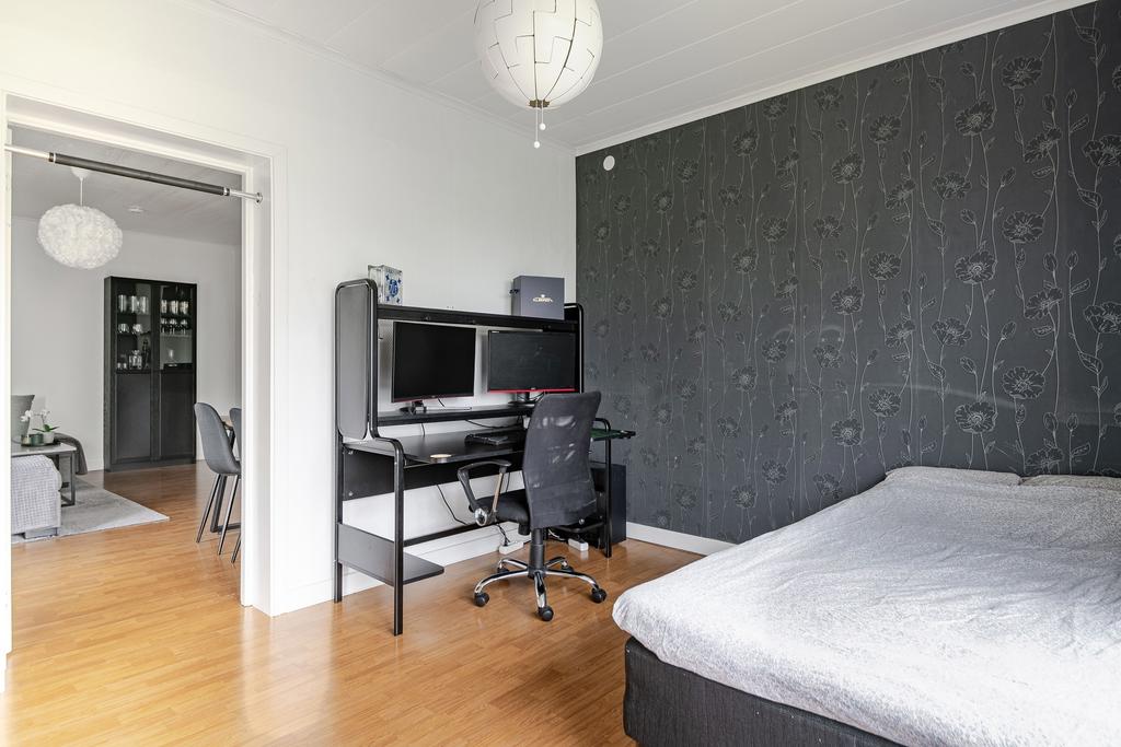 Sovrum 1 med garderober