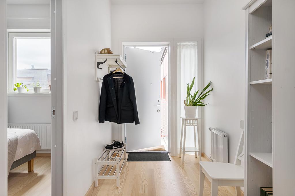 Entréhall med plats för avhängning