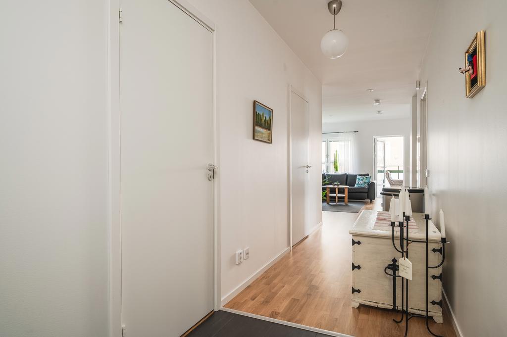 Vy in mot lägenheten från hallen