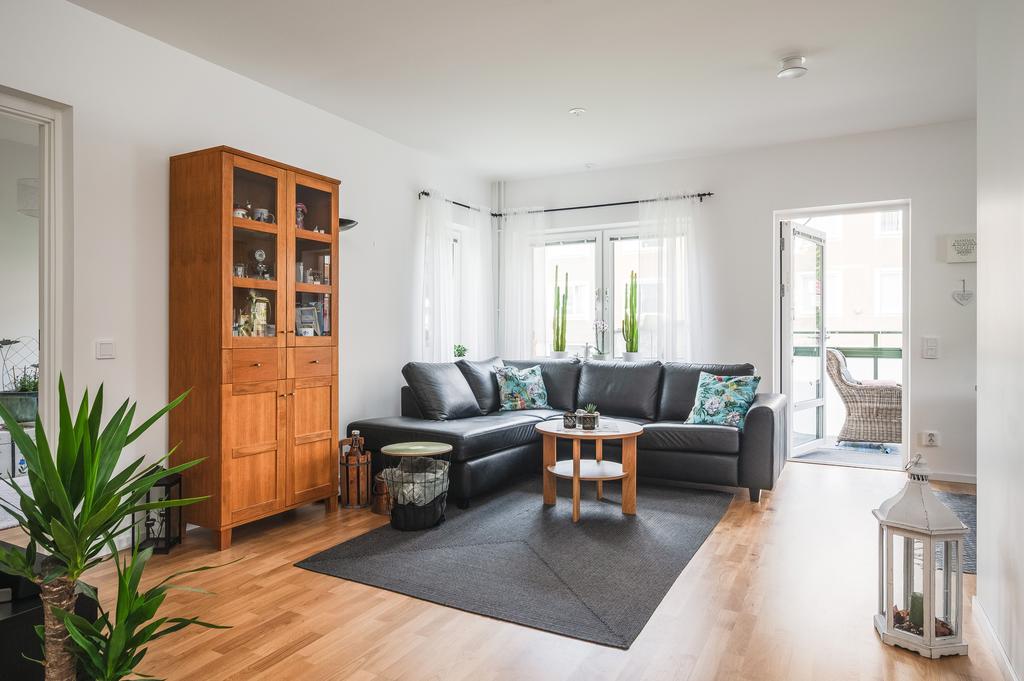 Vardagsrum med utgång till den inglasade balkongen