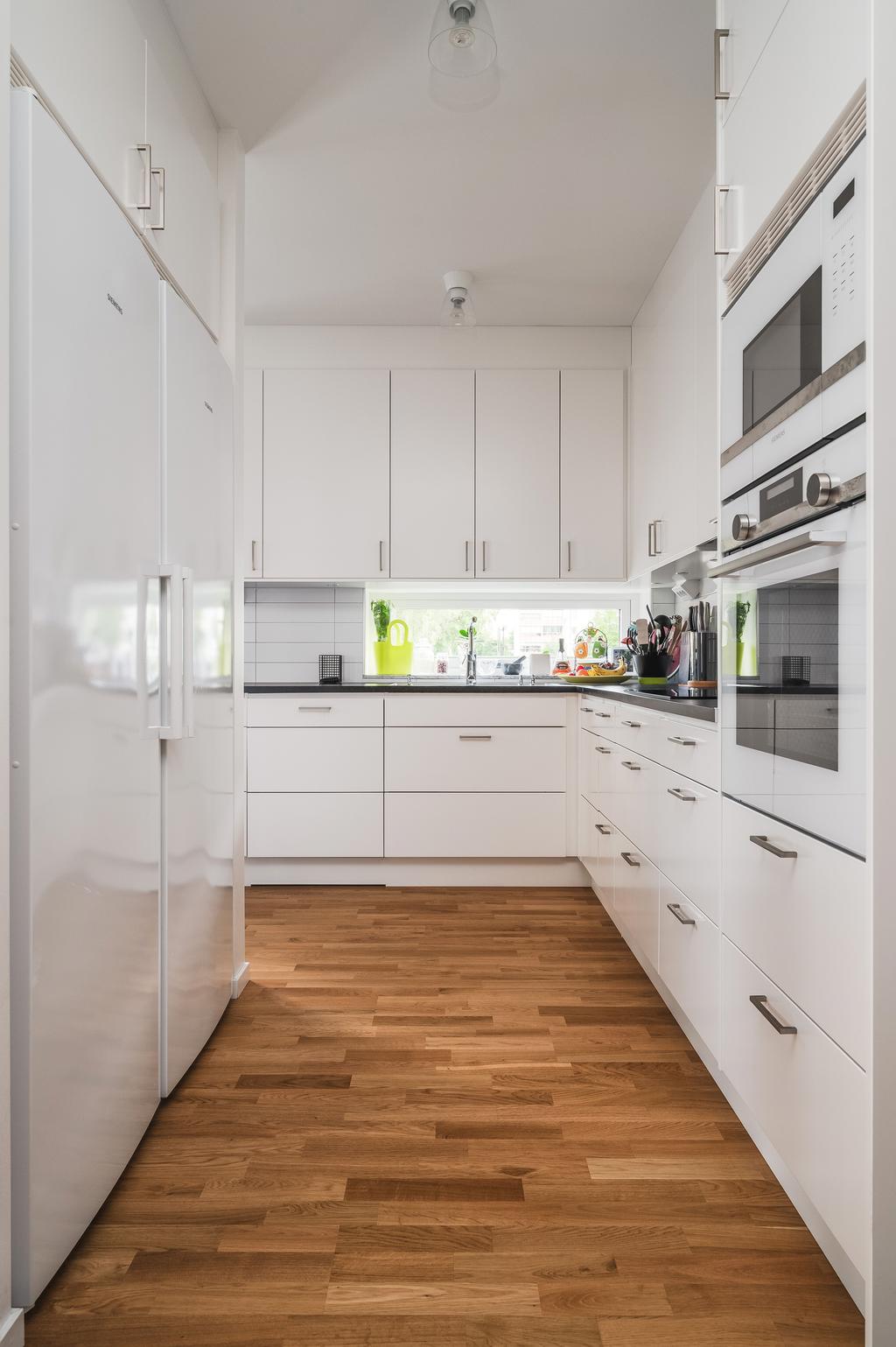 Stilrent kök i vitt