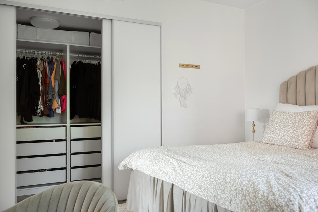 Stort sovrum med egen walk in closet.