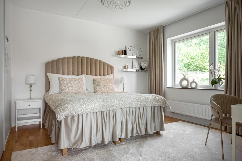 Stort sovrum med egen walk in closet.