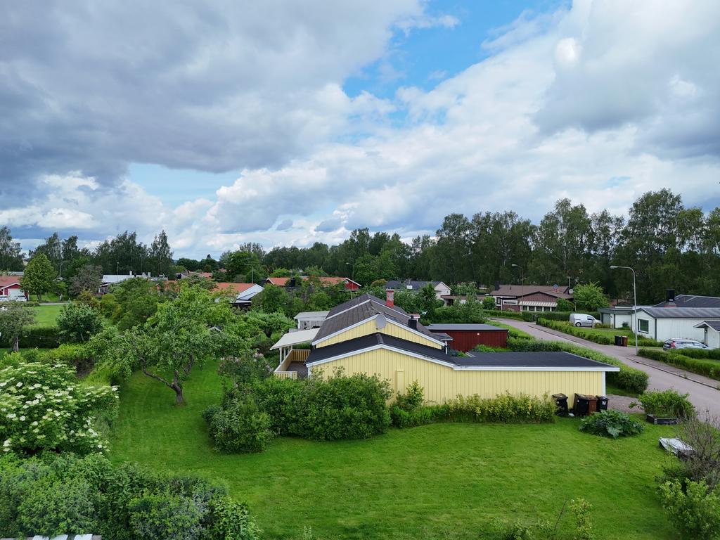 Hörntomt angränsar till allmänning