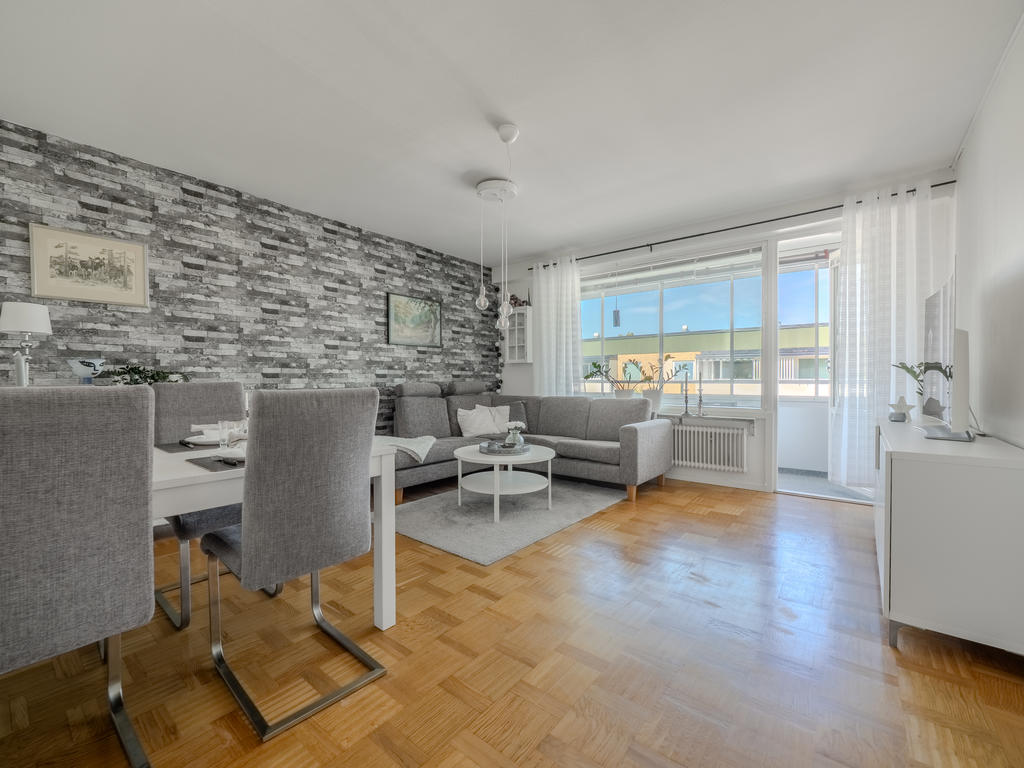 Stort vardagsrum med plats för såväl soffa som matbord