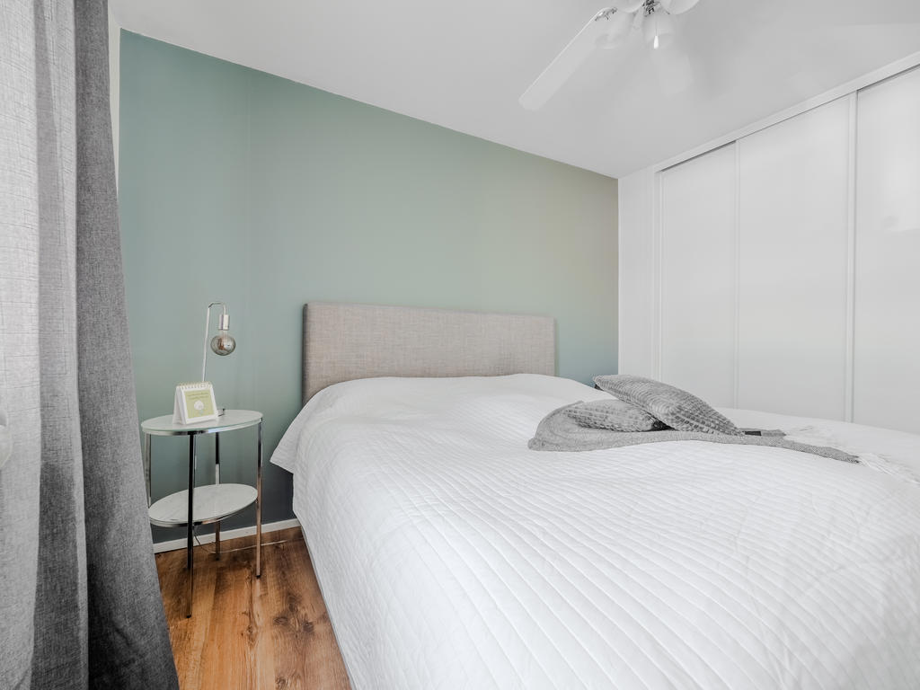 Sovrum med stor walk in closet bakom skjutdörrarna