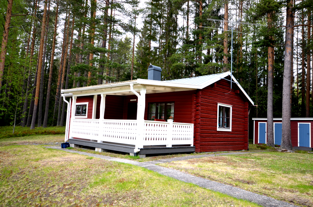 Stugan med förråd bakom