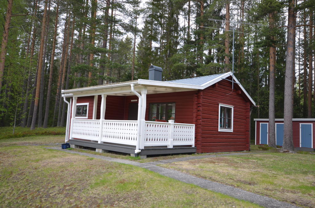stuga och förrådsbyggnad