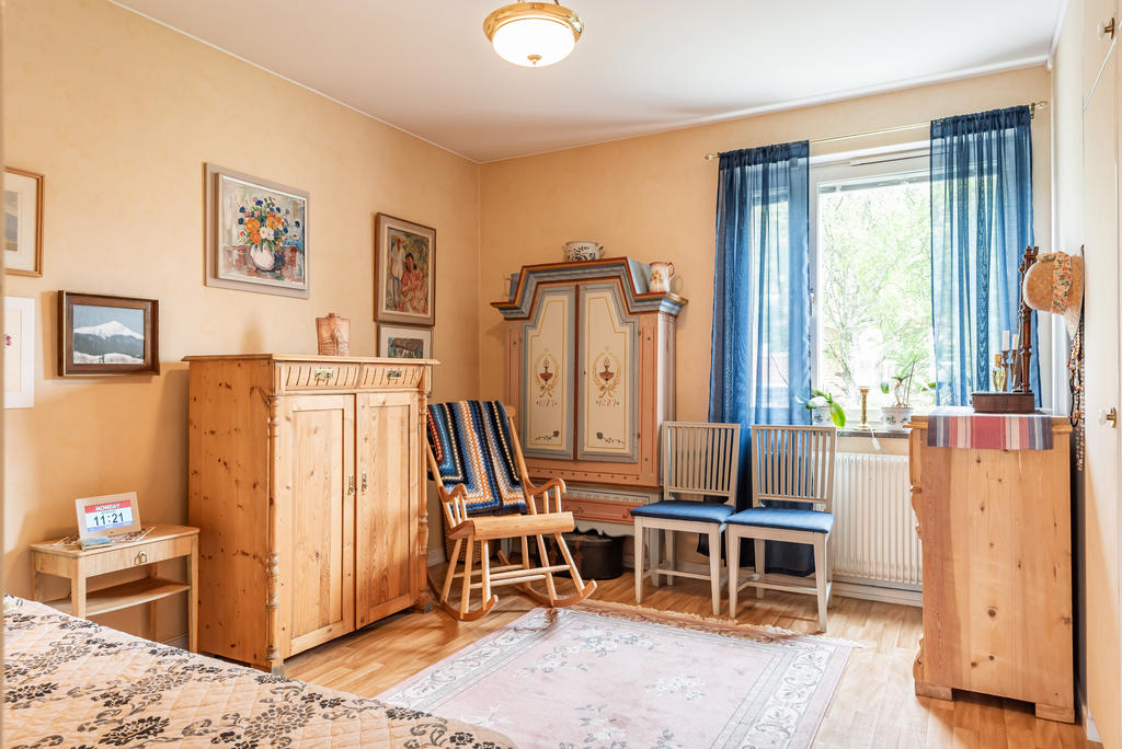 Sovrum 1. Här finns det inbyggda garderober till höger.