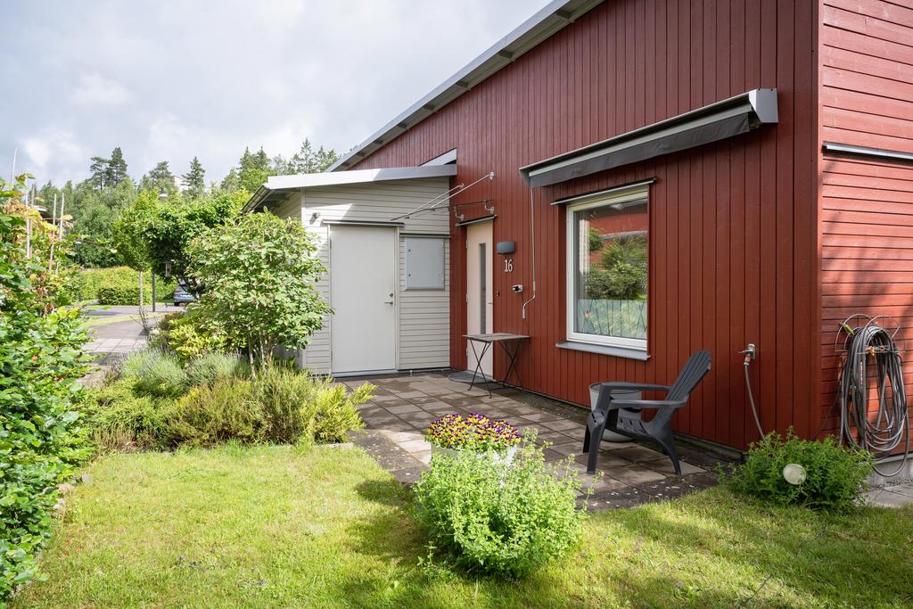 Entré med stenlagd uteplats