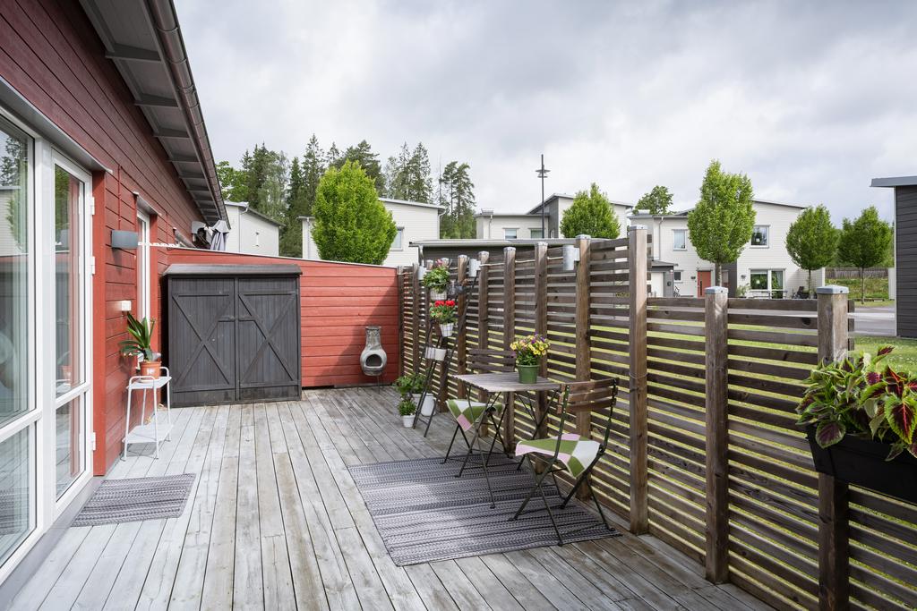 Det stora härliga altanräcket på husets baksida