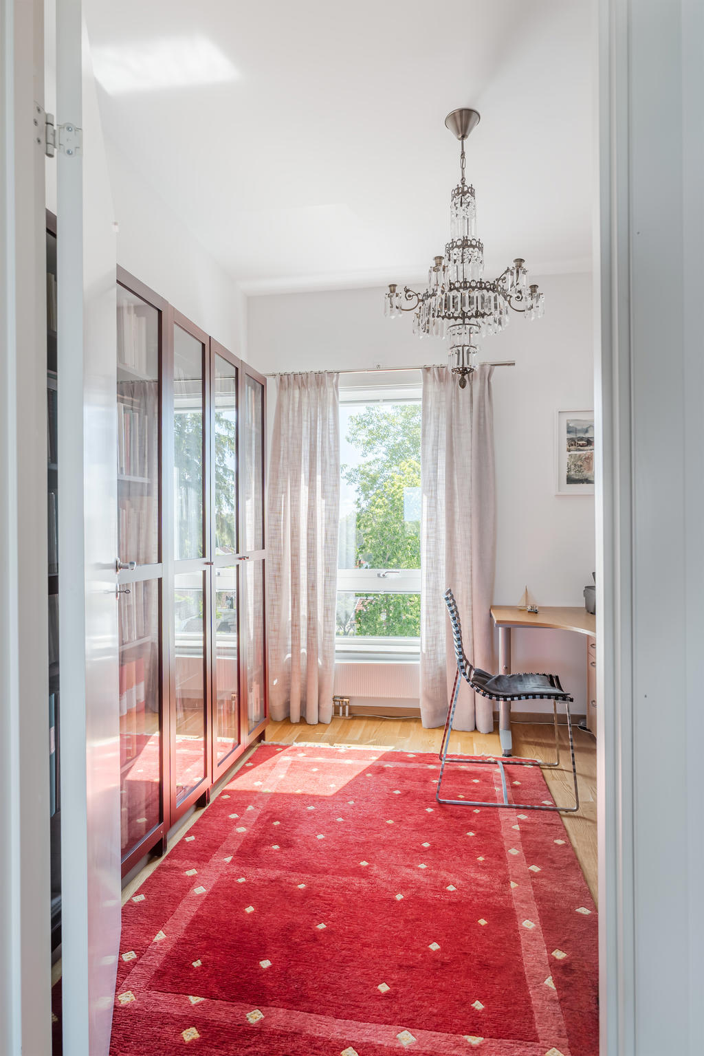 Extra sovrum eller kontor med gott om förvaring.