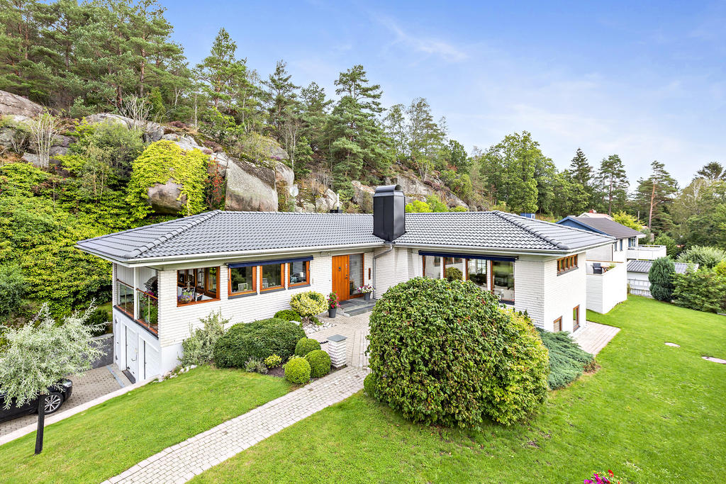 Här bor du i en villa med plats för den större familjen. Stora sociala ytor inne, som ute.
Välkommen på visning!

