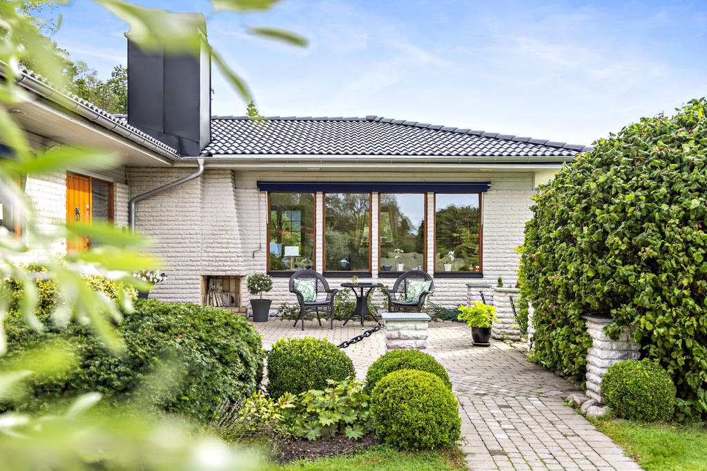 Stenläggningar och planteringar, allt mycket välskött