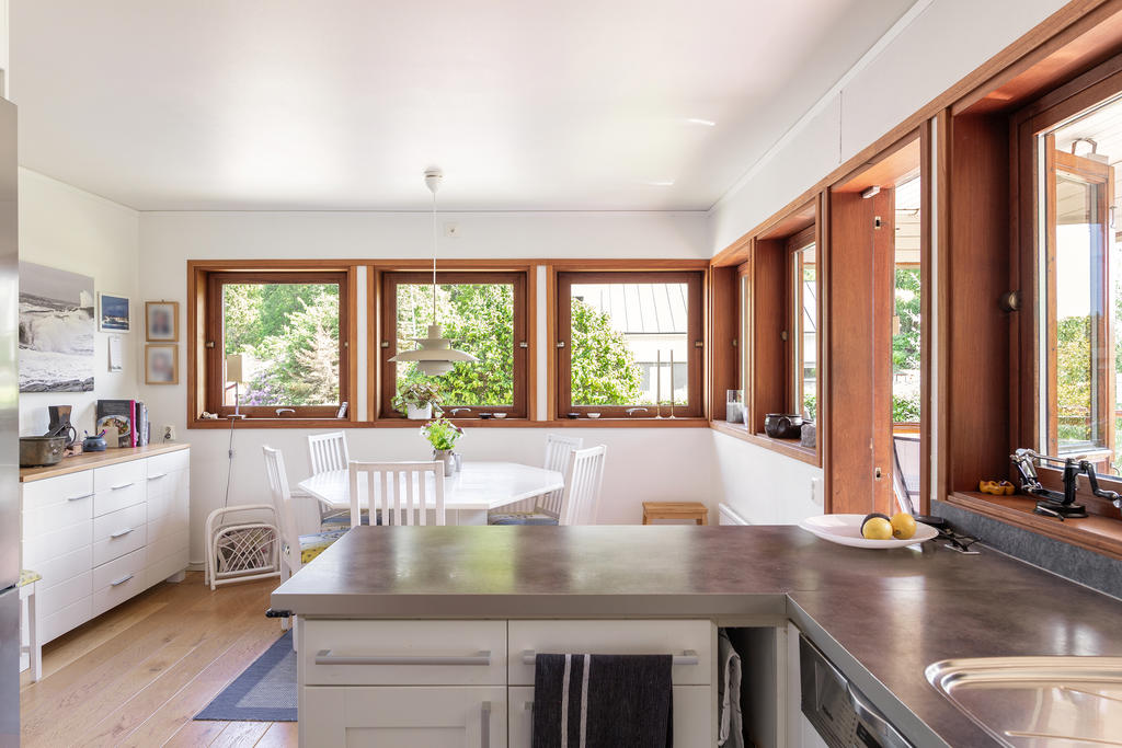 Plats för matbord framför fönstren