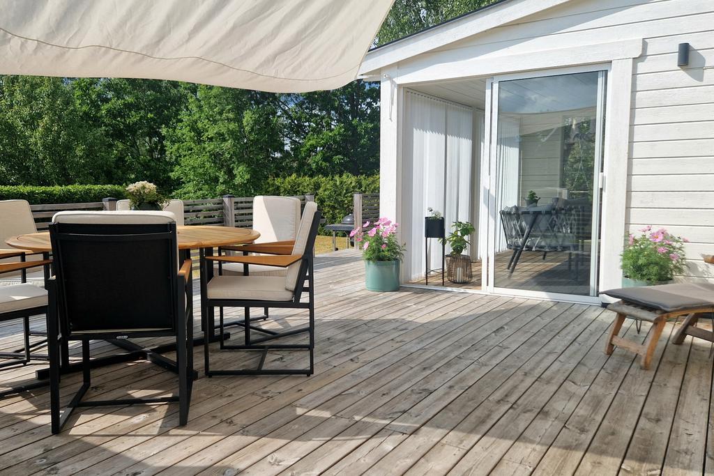 Terrass utanför entén
