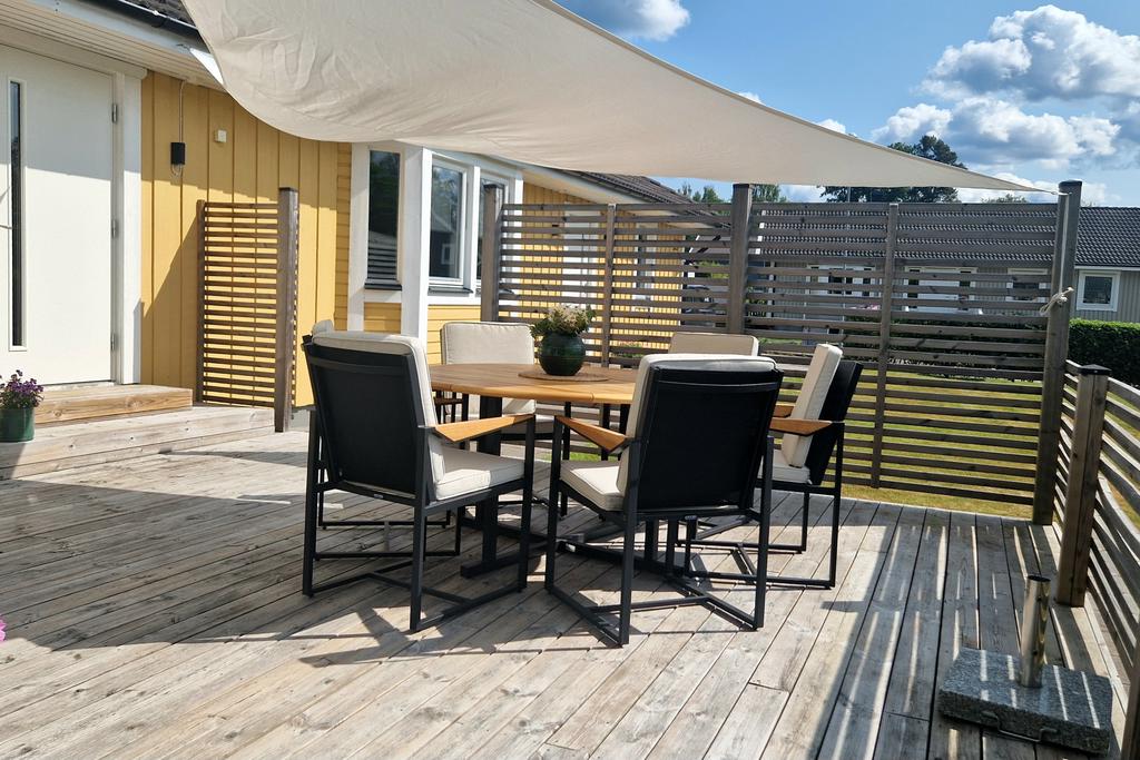Terrass utanför entrén