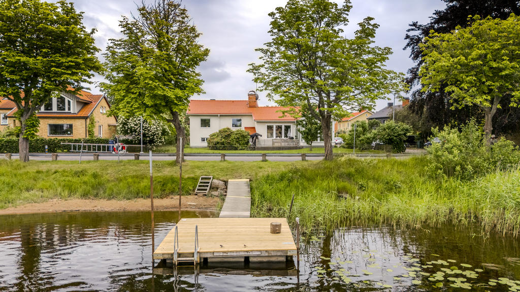 Kommunal brygga & strand precis nedanför huset