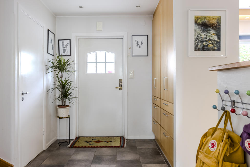 Hall med praktisk garderob