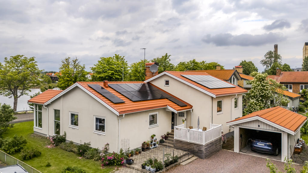 Huset från sidan med carporten