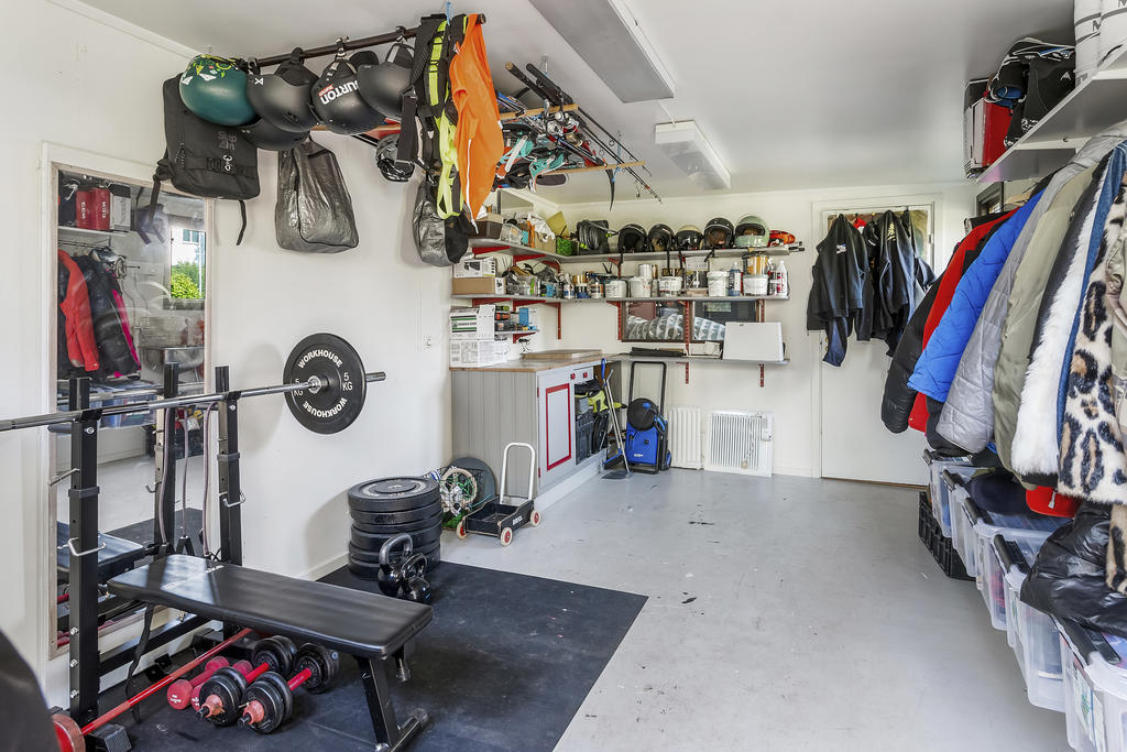 Rymligt förråd/hobbyrum intill garaget 