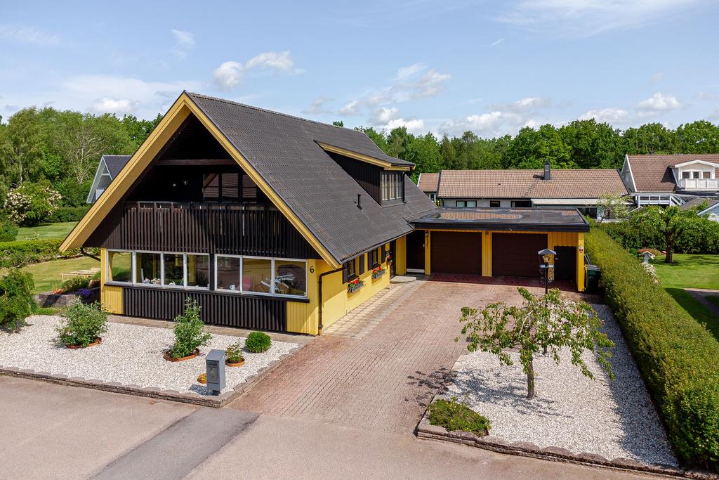 Rymlig uppfart och dubbelgarage