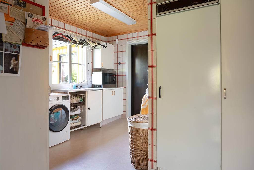 Tvättstuga med genomgång till dubbelgaraget