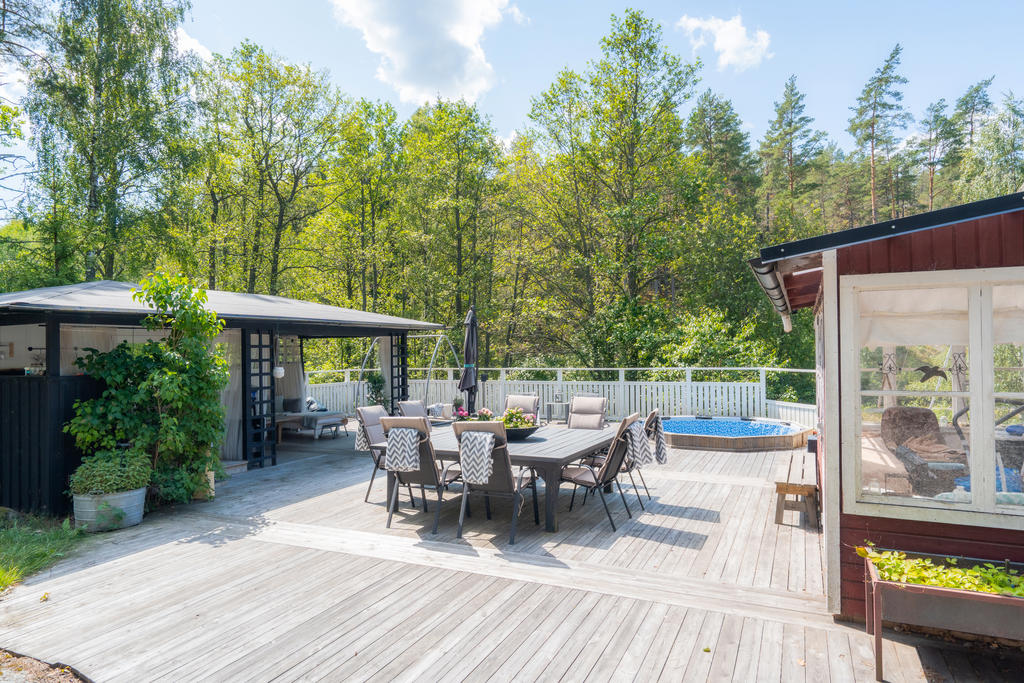 Rymlig altan med utekök och pool