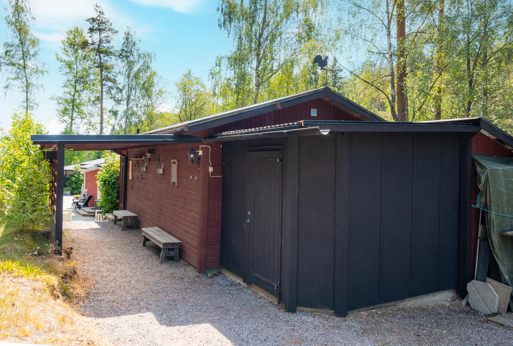Garage med vidbyggt förråd