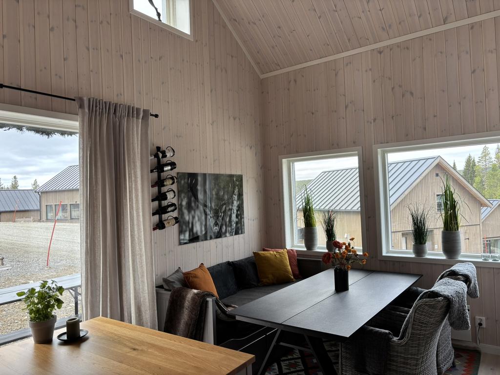 Öppen planlösning med generös takhöjd