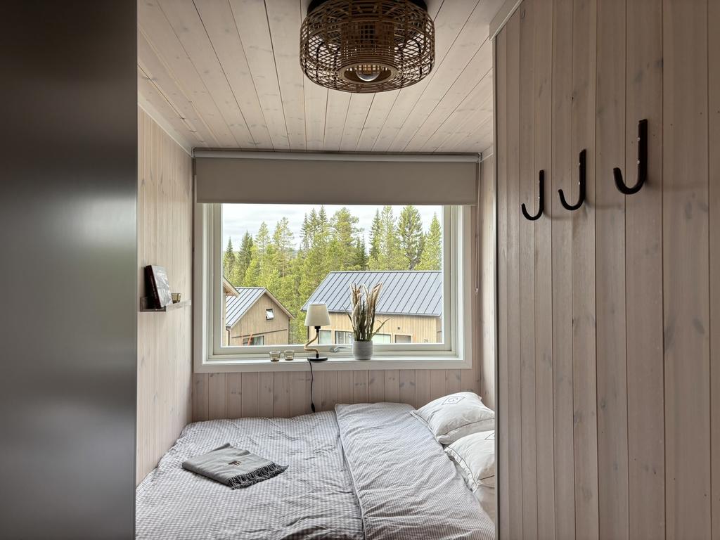 Sovrum med plats för dubbelsäng