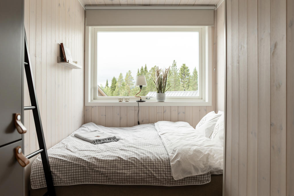 Sovrum med plats för dubbelsäng