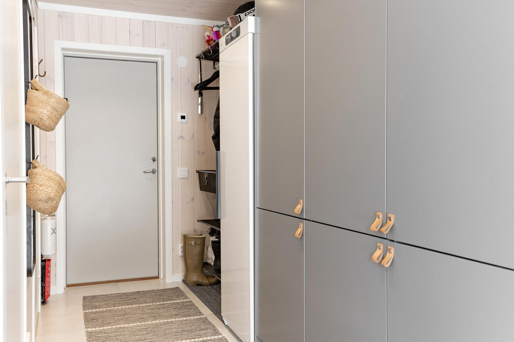 Välkomnande hall med gott om plats för avhängning och förvaring