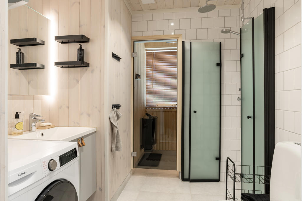 Fräscht badrum med golvvärme, tvättmaskin och basu