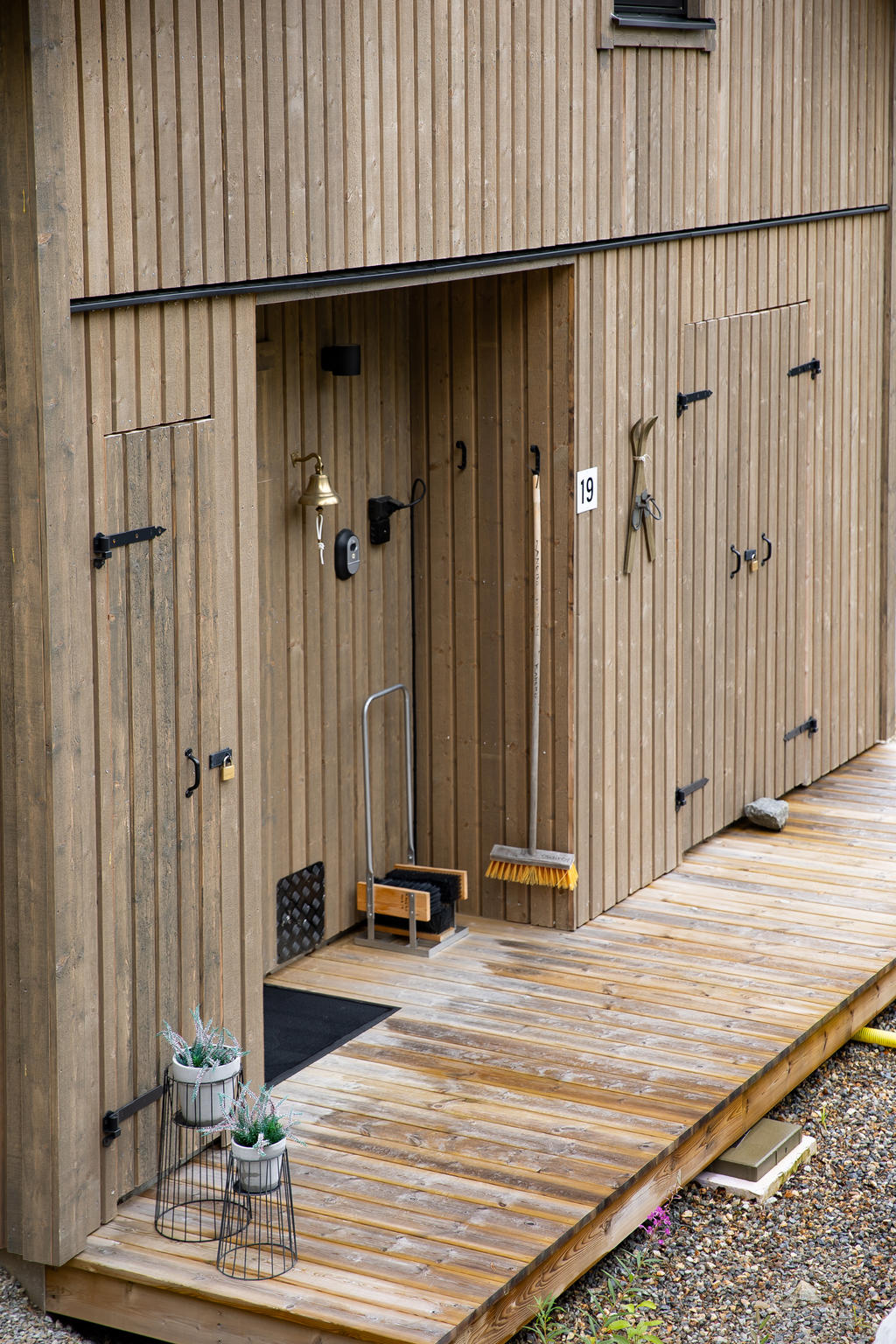 Entré samt både skidförråd och ett förvaringsförråd