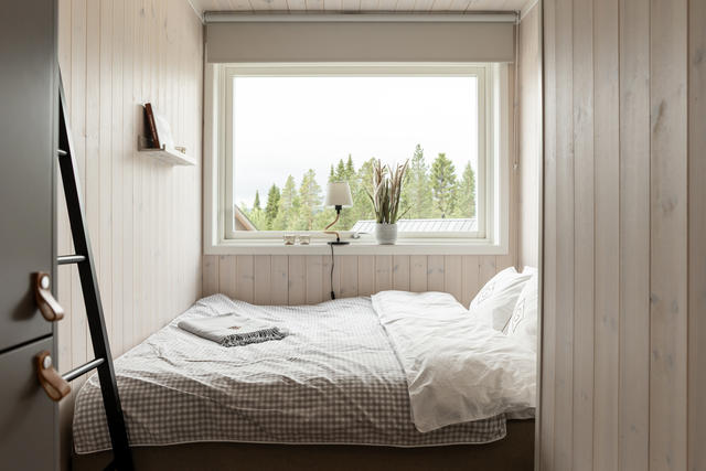 Sovrum med plats för dubbelsäng