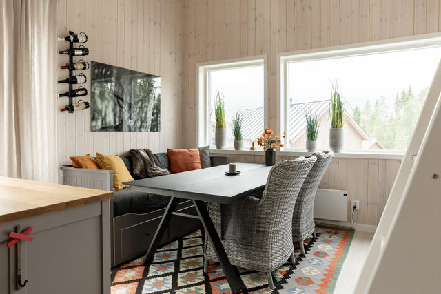 Öppen planlösning med matgrupp intill köket