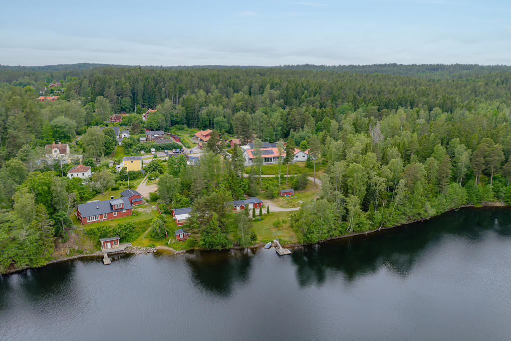 Fastigheten från sjösidan