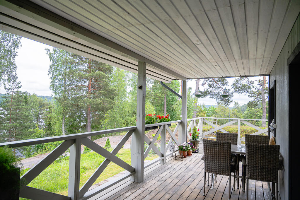 Stor altan under tak