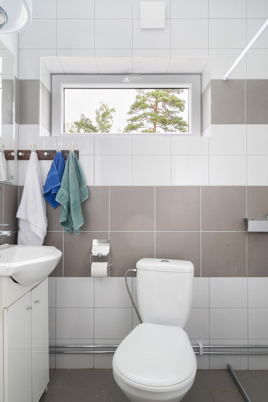 WC-rum med dusch i garagebyggnaden