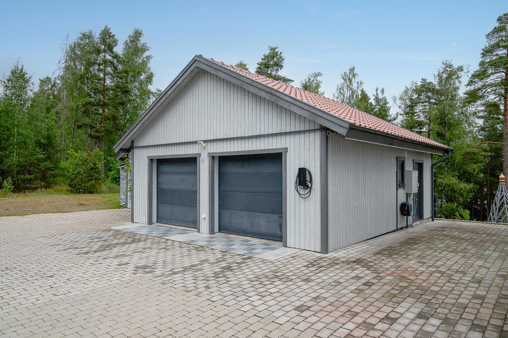 Rymligt 2-bilsgarage