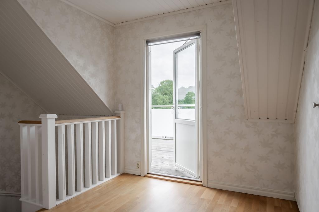 Hall på övre plan med  utgång till balkong