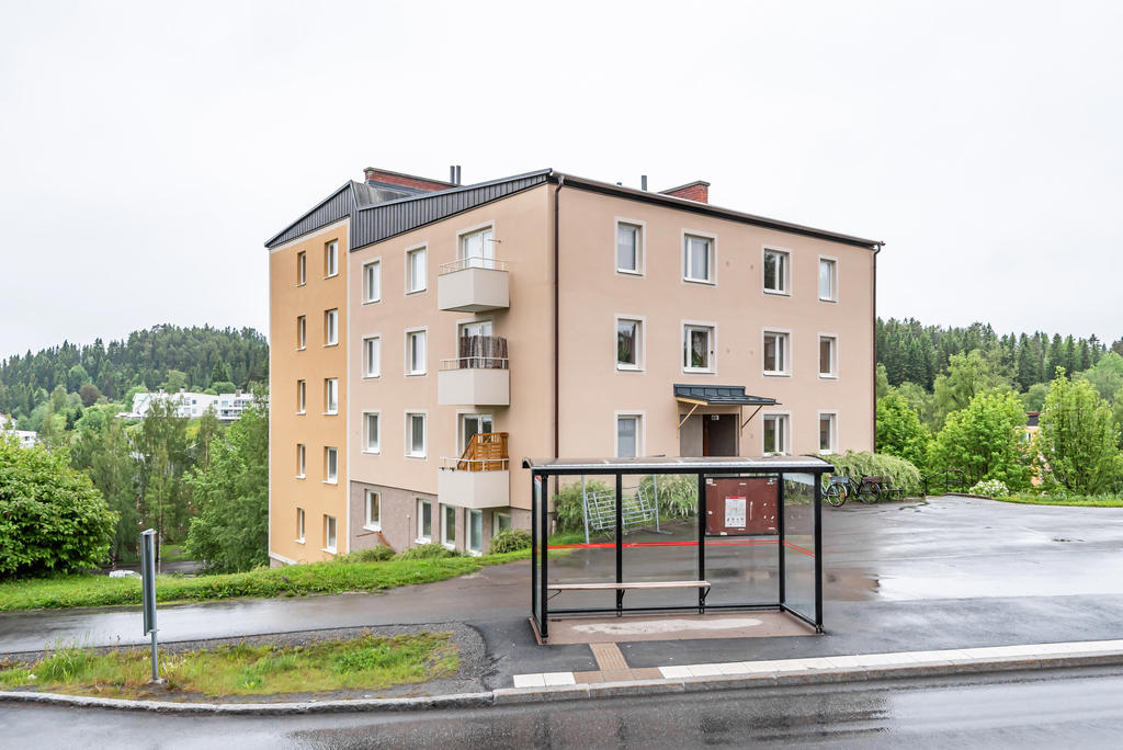 Busshållplats precis utanför dörren.
