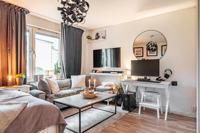 Det finns plats för skrivbord, perfekt för att plugga eller jobba.