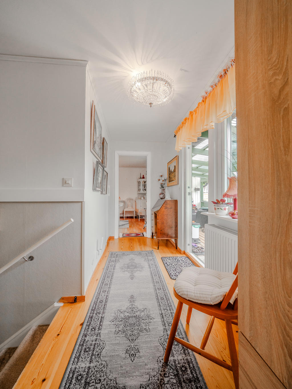 Hall med utgång till balkong