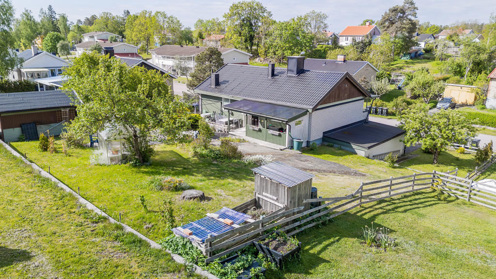 Hus och trädgård