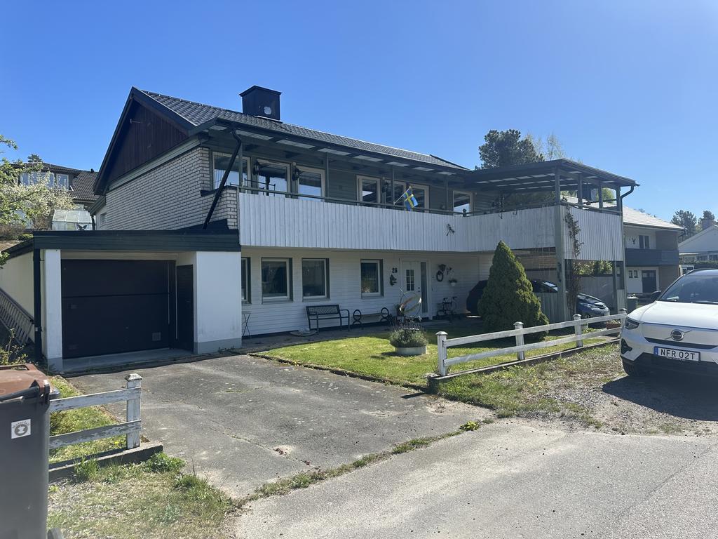Suterrängvilla med vidbyggt garage
