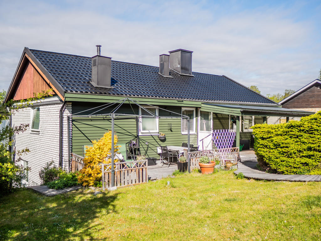 Lummig trädgård och 2 stora altaner